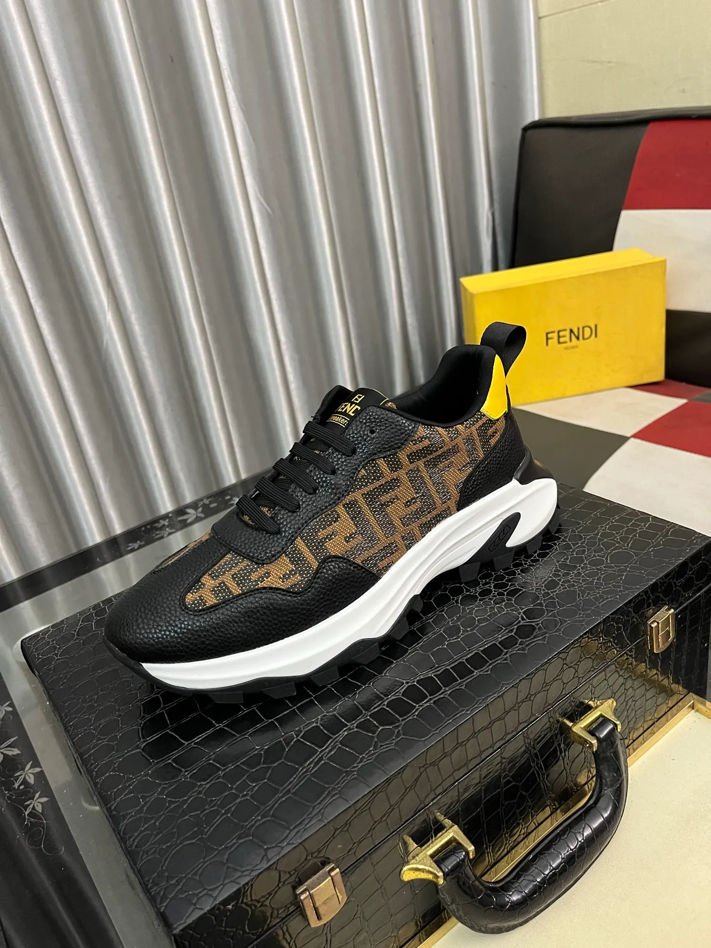 Men's Men's Shoes💰458⌚️⌚️[FENDI] Fendi's classic and comfortable men's, this complex sneaker is made of soft calfskin➕genuine leather lining➕original ultra-light rubber material with rough outsole. This unique light style is suitable for the casual and refined sensibility of this season. It is comfortable and natural on the feet. It is an everyday style for casual travel in autumn and winter! Code number: 38-443️⃣Colors available